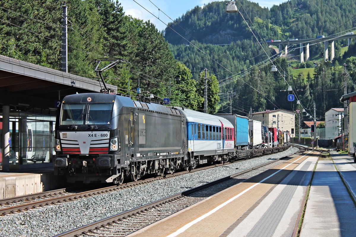 Durchfahrt von MRCE/ÖBB X4 E-600 (193 600-4) am Nachmittag des 04.07.2018 mit einer RoLa (Brennersee - Wörgl) und der MRCE/ÖBB X4 E-866 (193 866-1) am Zugschluss durch den Bahnhof von Steinach in Tirol gen Inntal.