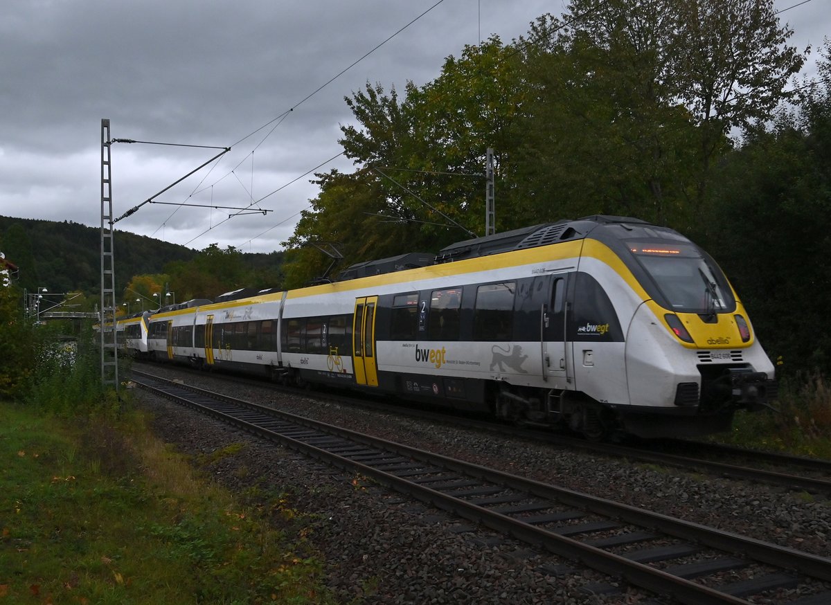 Durchfahrt in Neckargerach eines RE 10a nach Mannheim Hbf am Abend des 5.Oktober 2020 bei rechtem Herbstwetter.