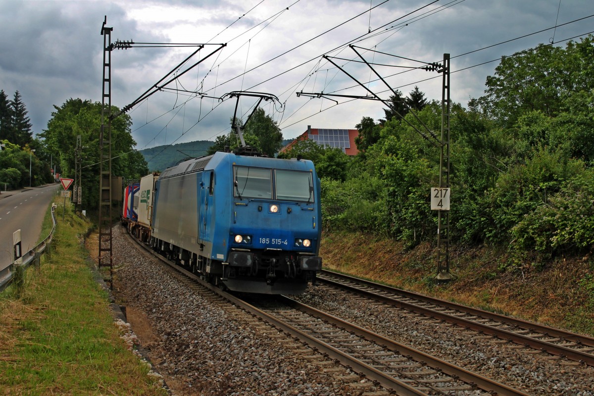 Durchfahrt von Railtraxx 185 515-4 am 25.06.2013 mit einem Containerzug durch die S�d Kurve von Schallstadt in Richtung Schweiz.
