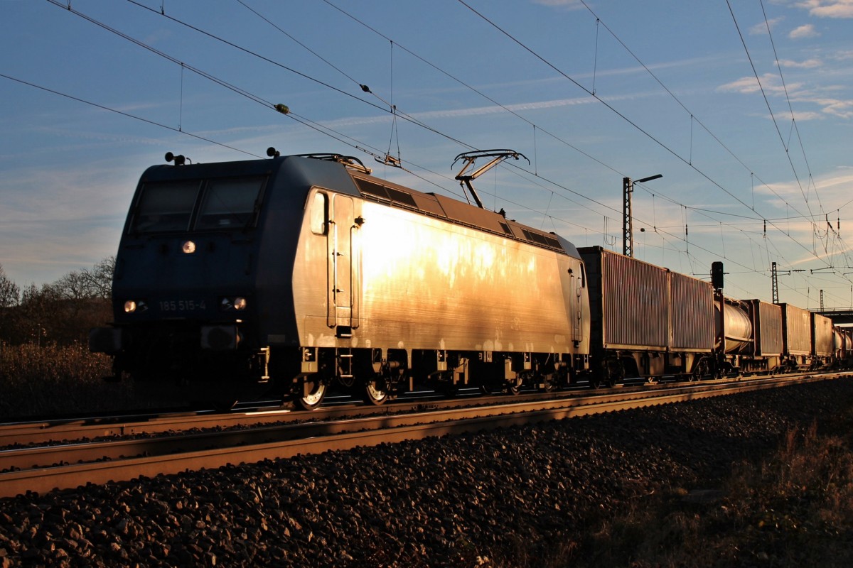 Durchfahrt von Railtraxx 185 515-4 mit einem Containerzug am 07.12.2013 in Müllheim (Baden) gen Freiburg.