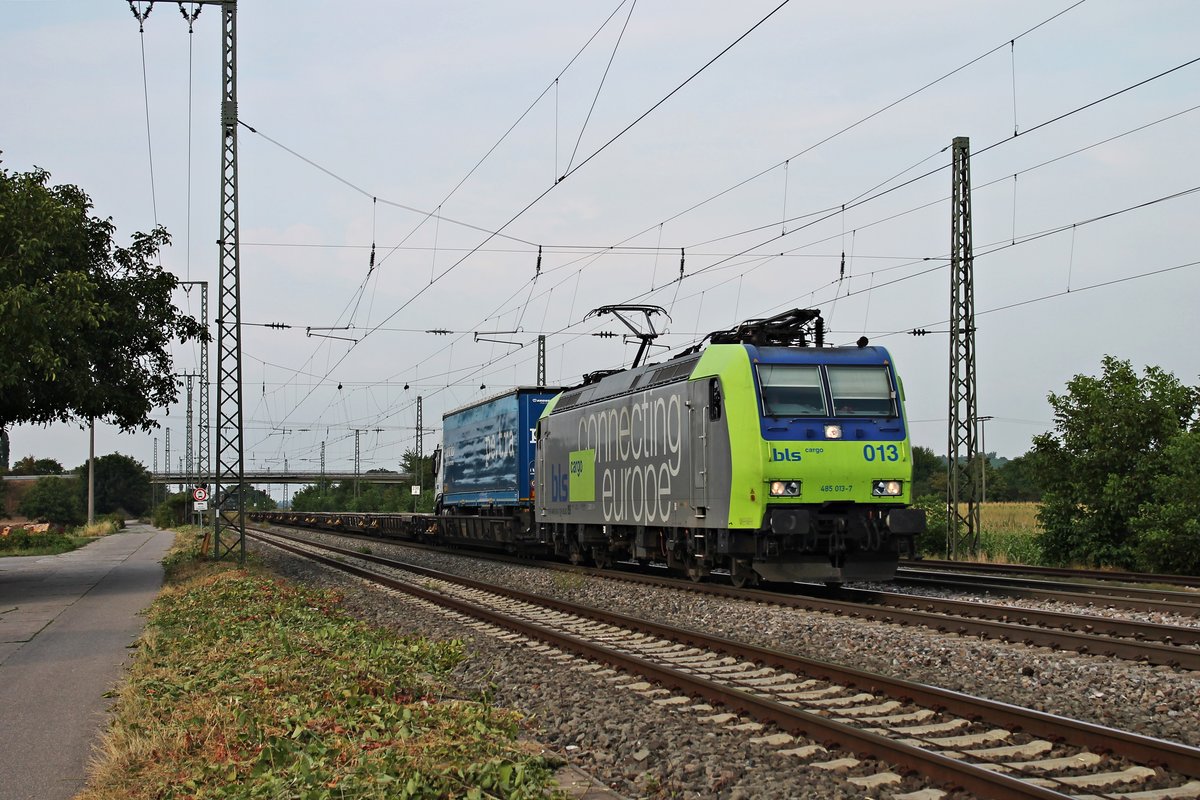 Durchfahrt von Re 485 013-7 am 10.08.2015 mit einer RoLa (Freiburg (Brsg) Rbf - Novara) in Müllheim (Baden) in Richtung Schweiz.