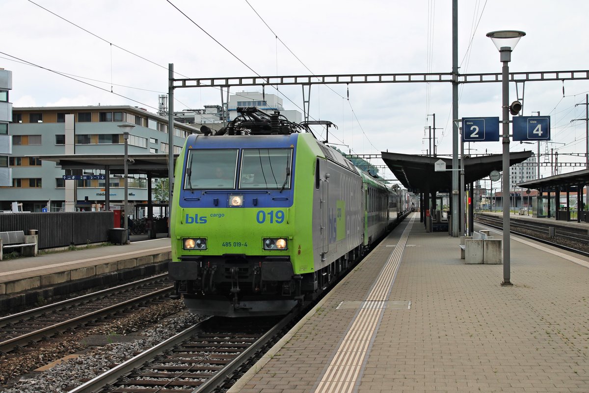 Durchfahrt von Re 485 019-4 am 14.05.2015 mit einer RoLa (Freiburg (Brsg) Rbf - Novara) in Pratteln gen Olten.