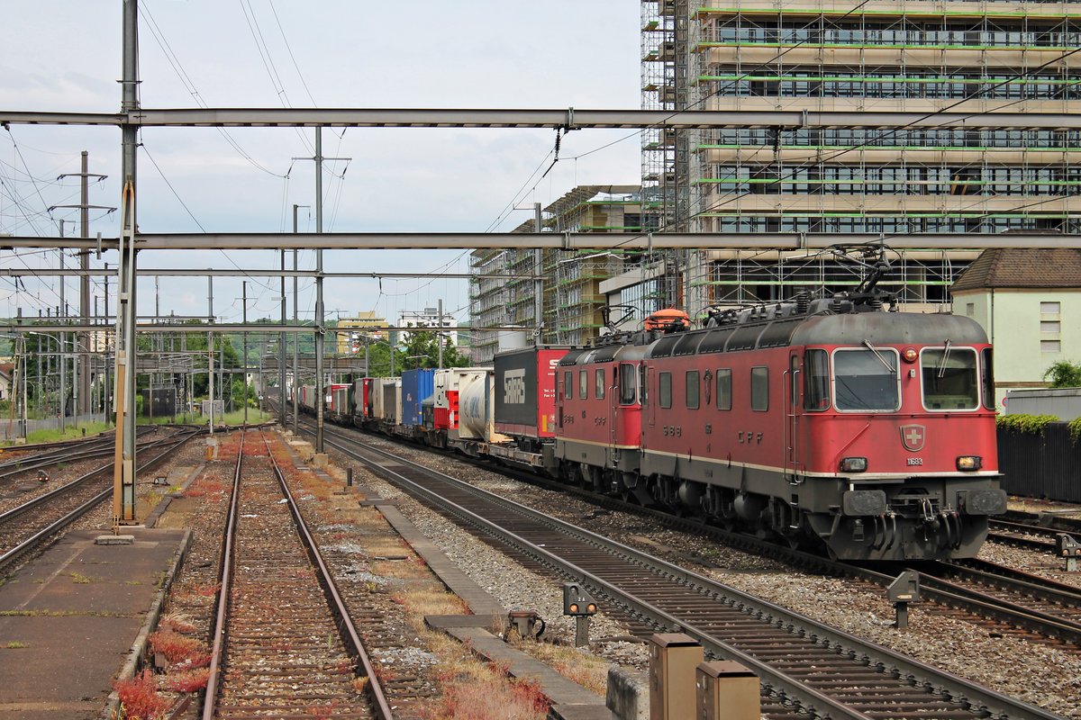 Durchfahrt von Re 6/6 11683  Amsteg-Silenen  zusammen mit Re 4/4 II 11345 und einem Containerzug aus Itlaien am 14.05.2015 in Pratteln gen Rangierbahnhof Mutenz. (Fotostandpunkt auf dem Bahnsteig)