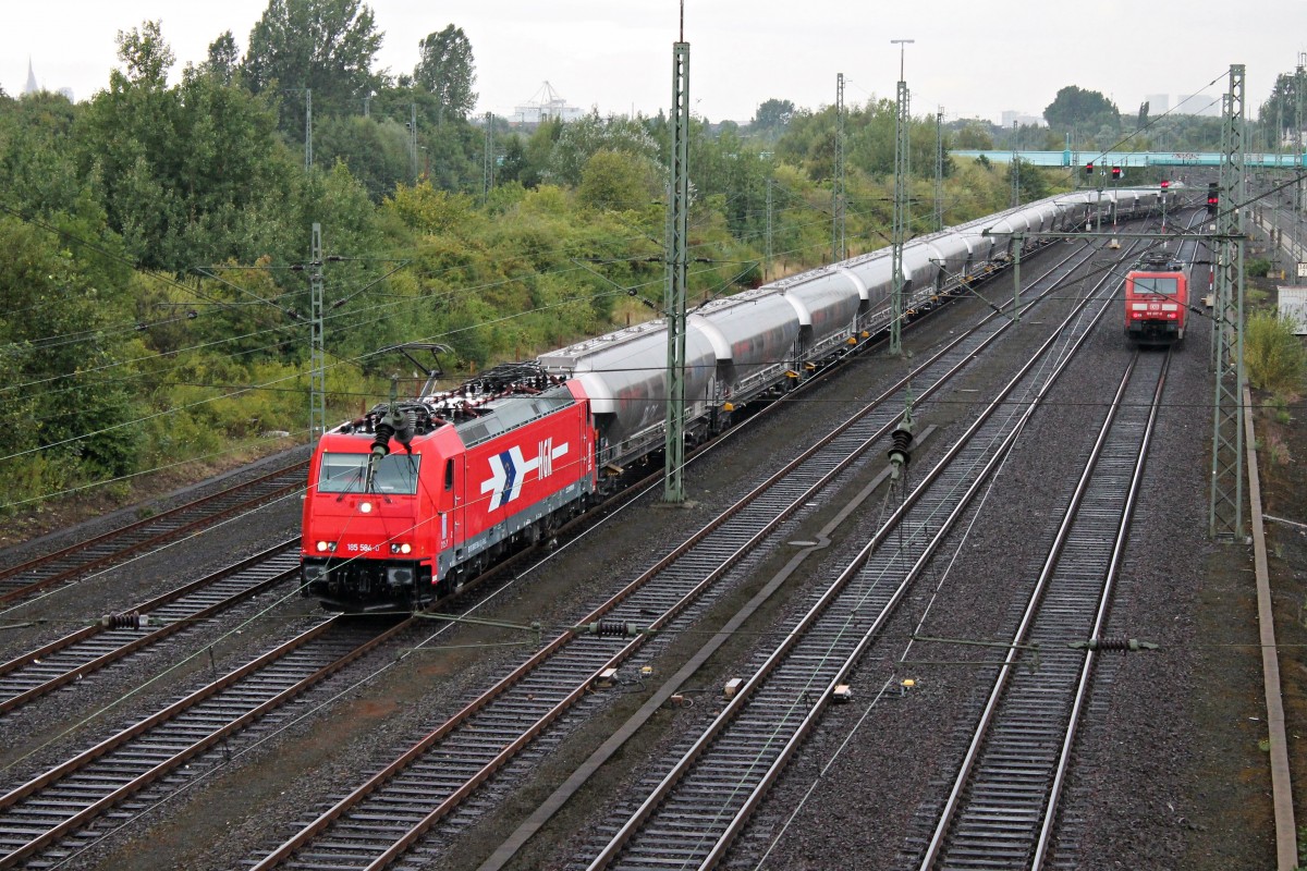 Durchfahrt von RheinCargo 185 584-0 am 12.08.2014 mit einem Silowagenzug in Hamburg Wilhelmsburg in Richtung Süden. Im Hintergrund steht 189 007-8 auf ihre Ausfahrt gen Norden.