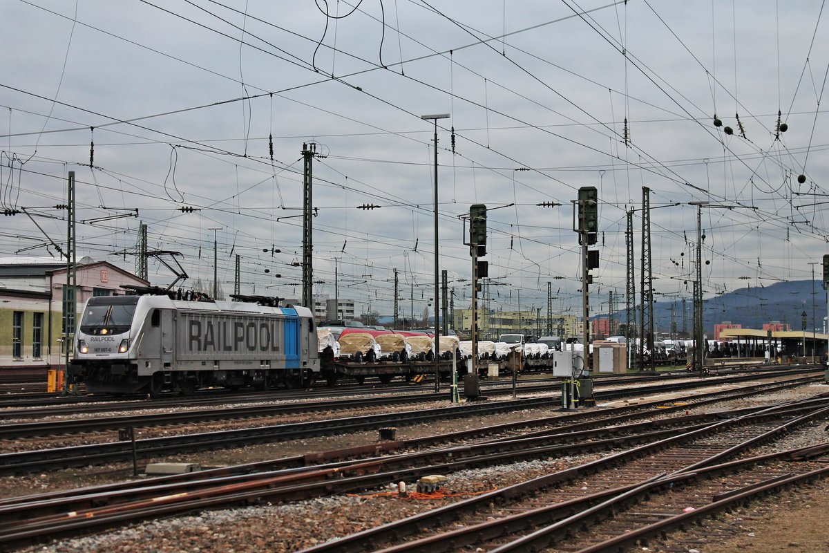 Durchfahrt von Rpool/BLSC 187 007-0 mit dem DGS 47006 nach Lahr (Schwarzw.) am Nachmittag des 30.01.2018 durch den Badischen Bahnhof von Basel in Richtung Weil am Rhein.