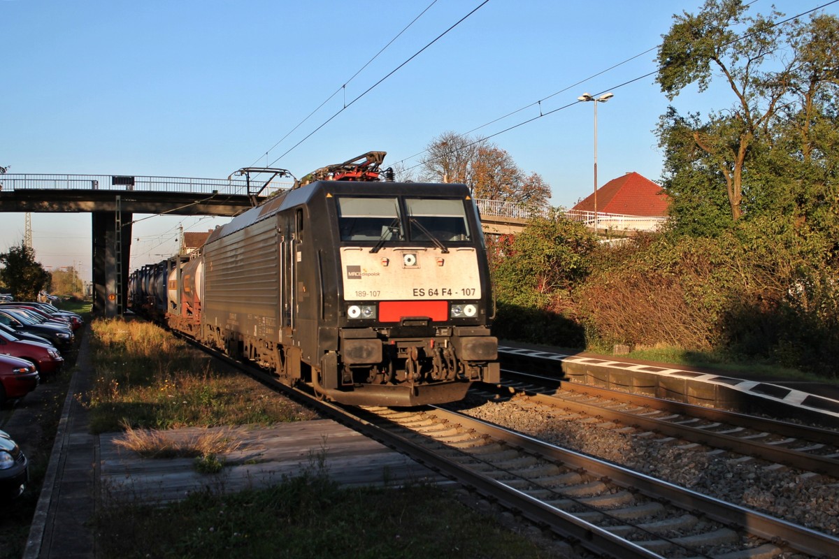 Durchfahrt von SBB Cargo ES 64 F4-107 mit einem Kesselcontainerzug in Orschweier an Halloween, den 31.10.2013 gen Freiburg.