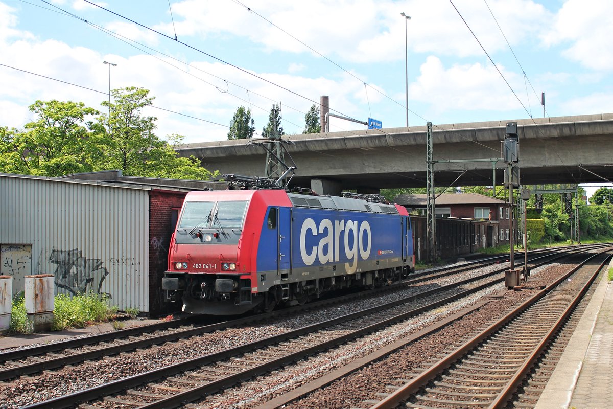 Durchfahrt von SBB Cargo/HSL Re 482 041-1 am 26.05.2015 in Hamburg Harburg, als sie ebenfalls in den Harburger Güterbahnhof fuhr, diesmal aber in die Abstellung.