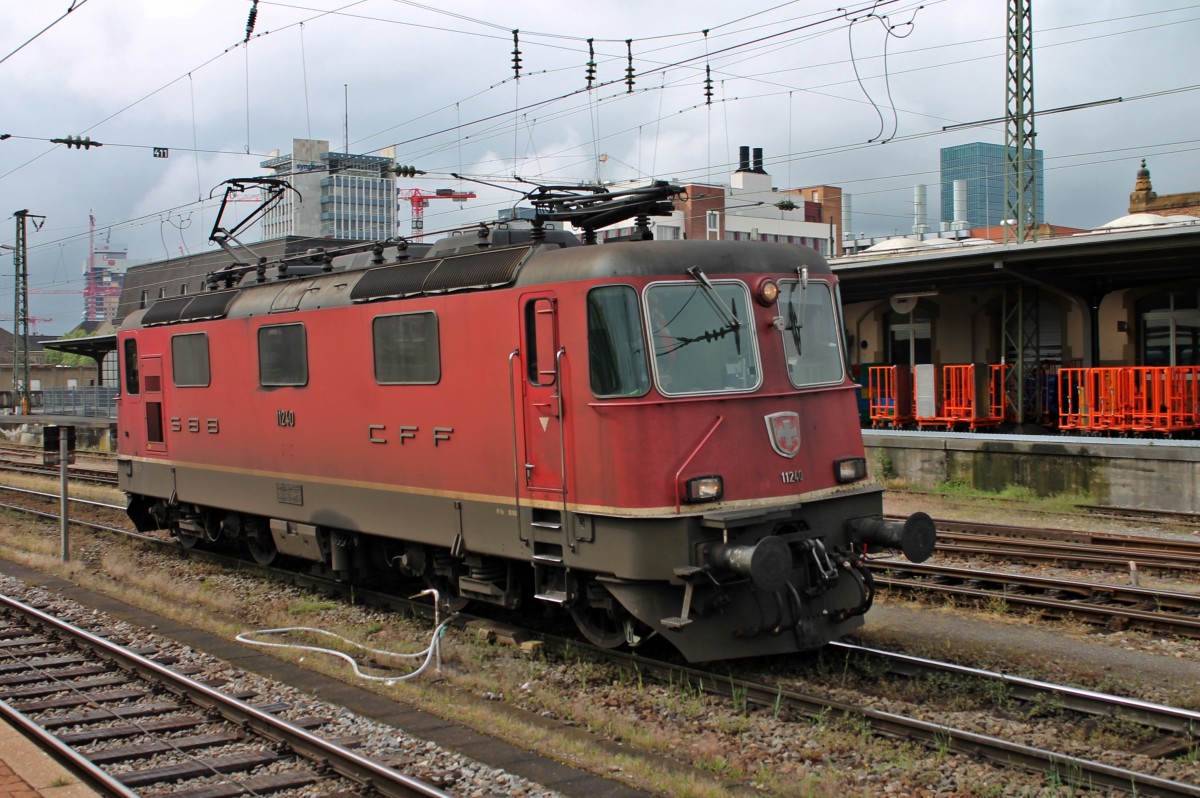 Durchfahrt von SBB CFF FFS Re 4/4 11240 als Lokzug aus Richtung Muttenz nach Weil am Rhein in Basel Bad Bf.
