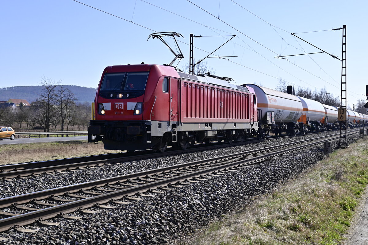 Durchfahrt in Thüngersheim hat 187 119 mit einem Kesselwagenzug gen Retzbach am Dienstag den 1.3.2022