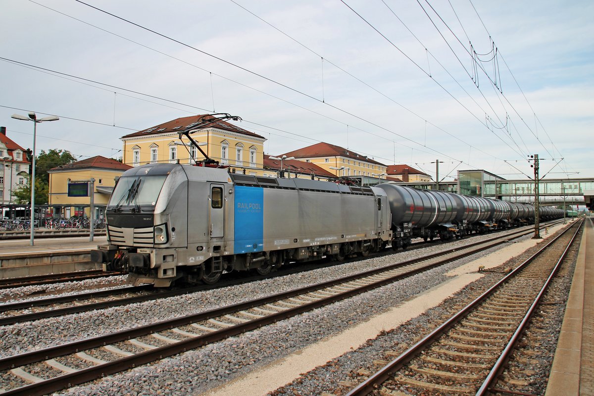 Durchfahrt über Gleis 6 am 27.08.2015 von Railpool/VTG Rail 193 811-7 mit einem Kesselzug, wo noch am Zugschluss Fabrikneue On Rail Coilwagen hingen, durch den hauptbahnhof von Regensburg gen Norden.