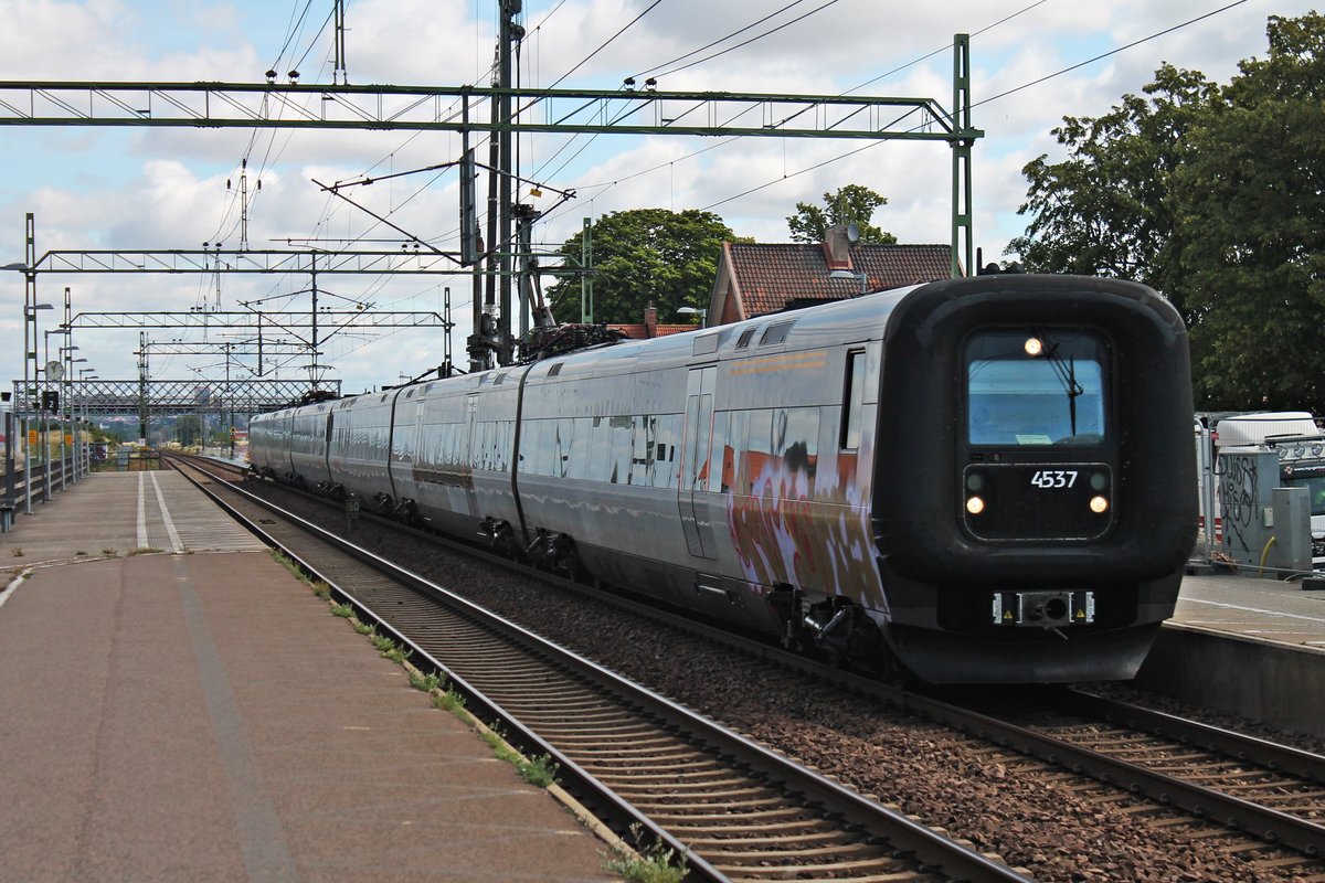Durchfahrt von X31K 4537 zusammen mit X31K 4401 am Vormittag des 17.07.2019 durch den Haltepunkt von Hjärup in Richtung Malmö.