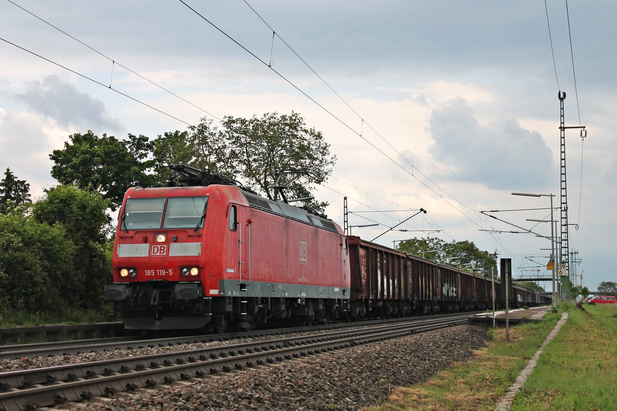 Durchfaht am Nachmittag des 25.05.2019 von 185 119-5 mit einem gemischten Güterzug (Chiasso Smistamento - Mannheim Rbf)  durch den Haltepunkt von Auggen im Rheintal in Richutng Müllheim (Baden).