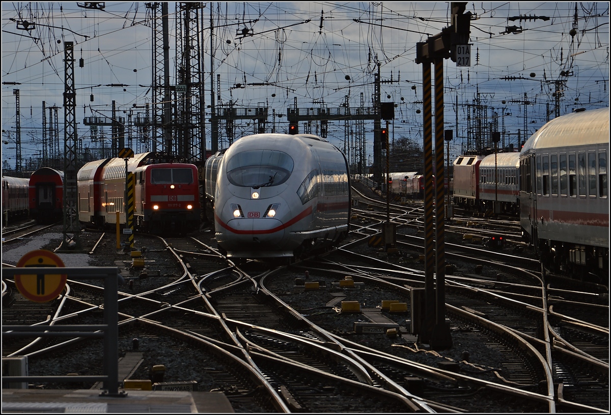 Durchgebogen... Nicht das wilde Wetter, sondern vielmehr die Gleise biegen die verschiedenen Züge im Gleisvorfeld des Frankfurter Hauptbahnhofs durch. Januar 2015.