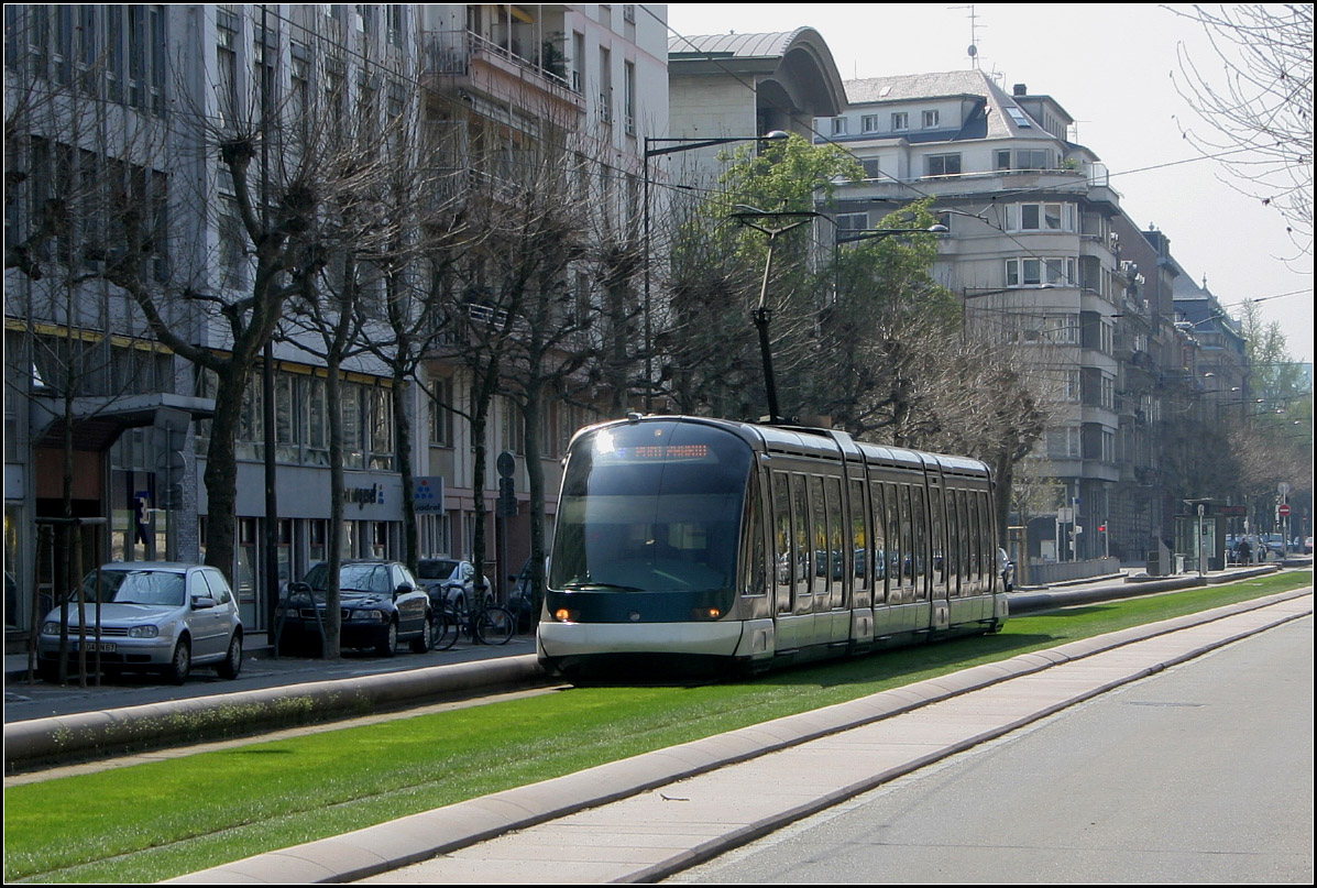 Durchgestaltet: Bahn und Trasse -

Eine Straßburger Eurotram auf der Linie B in der Avenue de la Paix. 

21.04.2006 (M)