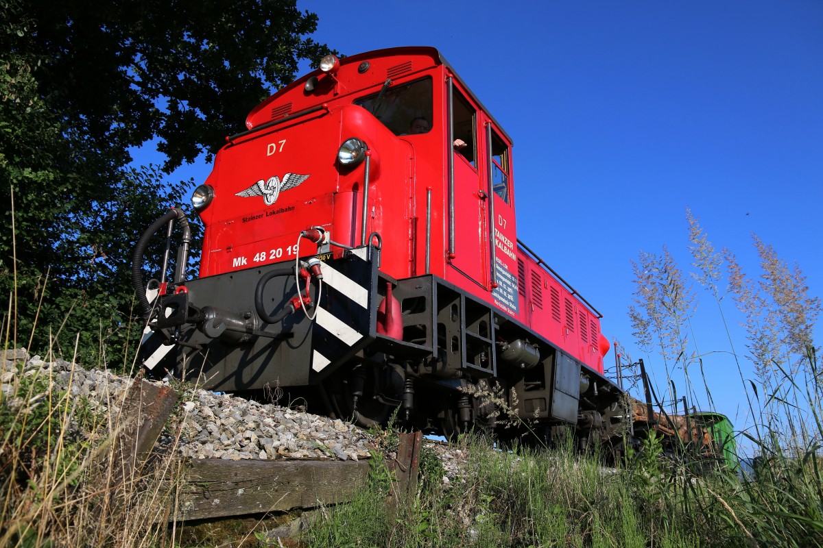 Durchlässe und Entwässerungsgräben gibt es ja genug entlang der  Brenesselbahn  wie Max die Stainzer Lokalbahn liebevoll nennt. In einem solchen habe ich mich verkrochen um MK48.2019 etwas  Größer  wirken zu lassen. Einen Großen Dank auch an dieser Stelle an MAX und den Rest der Besatzung dieses Tages. 26.06.2015 bei Herbersdorf