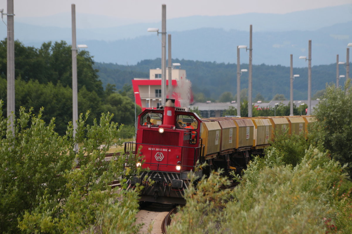 Durchs Gebüsch zieht eine 1500erter einen Datensatz Seitenentladewagen aus dem Bahnhof Wettmanstätten hinaus.
14.06.2017