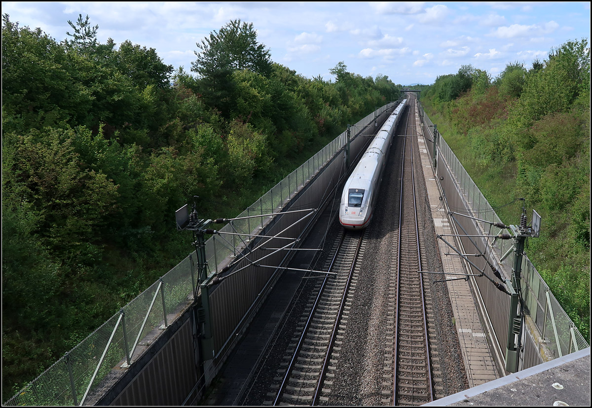 Durchs lange Feld -

Eine fruchtbare Ackerlandschaft nördlich von Stuttgart wird durch die Schnellfahrstrecke Stuttgart-Mannheim mit einem Einschnitt durchschnitten. Ein ICE 4 in Fahrtrichtung Stuttgart bei Möglingen.  

12.08.2019 (M)