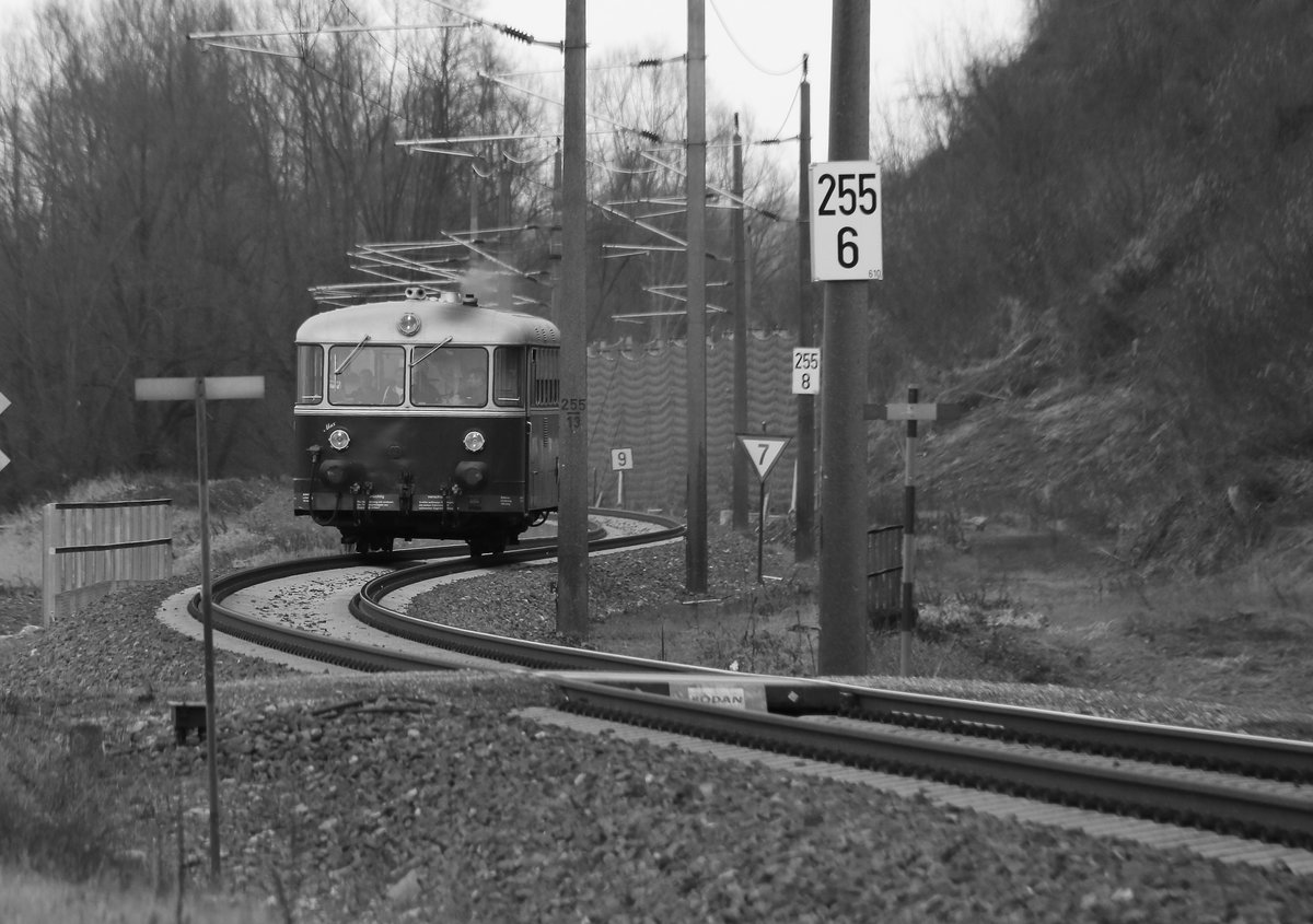 Durchs Masten-Gestrüb knattert er nach hause.

4.03.2017 kurz nach Spielfeld-Strass 