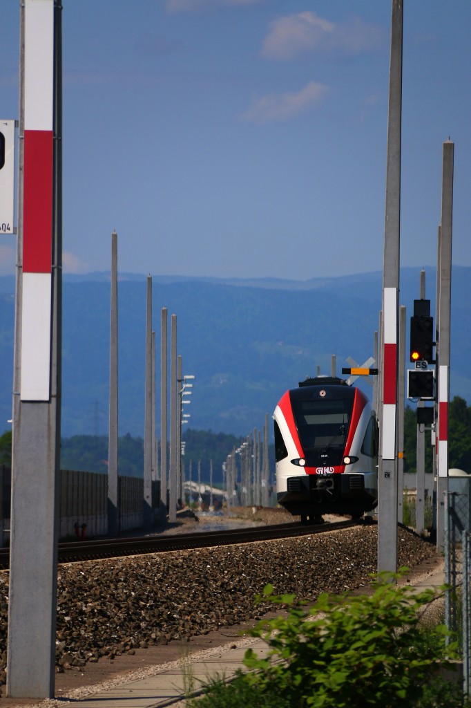 Durchs Mastengestrüb schlängelt sich der GTW nahe Hengsberg auf dem ersten Teilstück der Koralmbahn. 8.05.2015