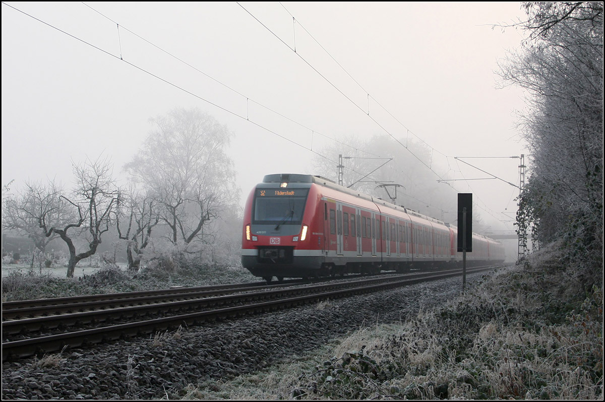 Durchs neblige Remstal -

Ein Zug auf der Linie S2 nach Filderstadt passiert Kernen-Rommelshausen an einem kalten nebligen Dezembermorgen.

06.12.2016 (M)