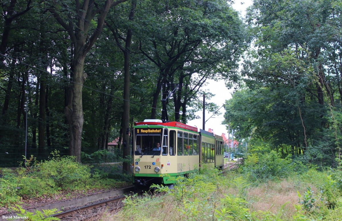 Durchs schöne wäldliche Brandenburg, fuhr am 21.08.2014 TW 172 (Tatra KTNF6) der VBBr an der Asklepios-Klinik vorbei. 
