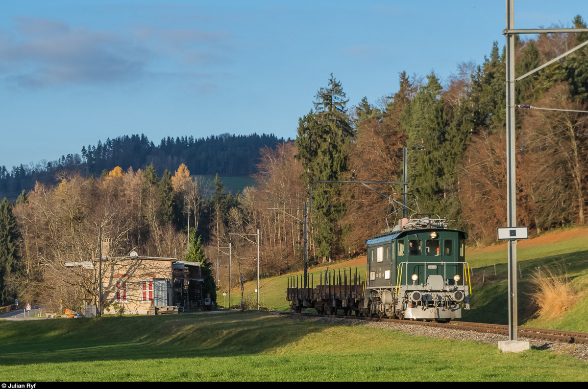DVZO BT Be 4/4 15 am 28. November 2016 mit zwei leeren Flachwagen bei Ettenhausen-Emmetschloo. Der DVZO erhielt an diesem Tag eine Lieferung neuer Schienen. Die Be 4/4 15 bringt die Wagen am späteren Nachmittag nach dem Ablad in Bäretswil zurück nach Hinwil.