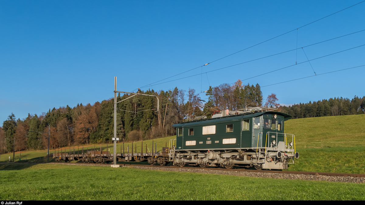 DVZO BT Be 4/4 15 am 28. November 2016 mit zwei leeren Flachwagen bei Ettenhausen-Emmetschloo. Der DVZO erhielt an diesem Tag eine Lieferung neuer Schienen. Die Be 4/4 15 bringt die Wagen am späteren Nachmittag nach dem Ablad in Bäretswil zurück nach Hinwil.