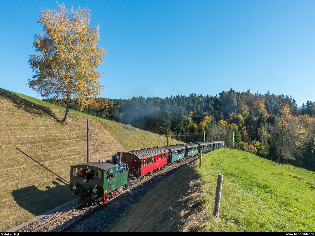 DVZO Fahrzeugtreffen 2017. DVZO Ed 2/4 2  Hinwil  am 15. Oktober 2017 mit einem Zug von Hinwil nach Bauma kurz vor der Station Ettenhausen-Emmetschloo.