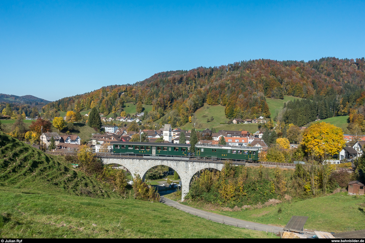 DVZO Fahrzeugtreffen 2017. EBT BDe 2/4 und ABDi 722 überqueren am 15. Oktober 2017 auf dem Weg von Hinwil nach Bauma kurz vor Erreichen der Endstation den Böl-Viadukt.