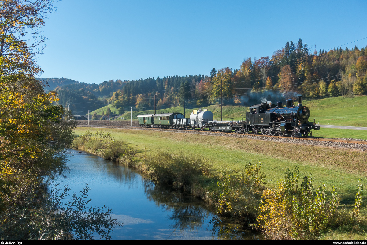 DVZO Fahrzeugtreffen 2017. Habersack Eb 3/5 5810 der Dampfbahn Bern am 15. Oktober 2017 mit einem GmP an der Töss zwischen Bauma und Saland.