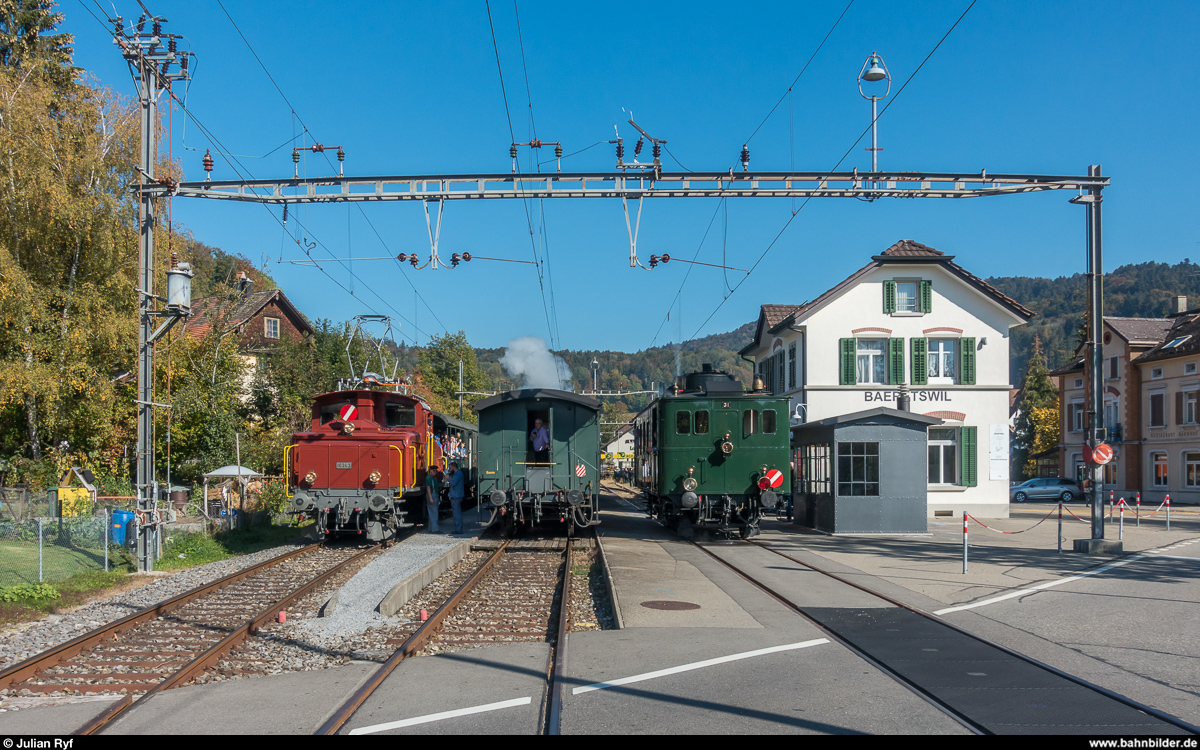 DVZO Fahrzeugtreffen 2018: Am 13. Oktober 2018 treffen sich im Bahnhof Bäretswil die DVZO Ee 3/3 16363 mit Personenzug Bauma - Hinwil, die gerade ausfahrende DVZO Ed 3/4 2 mit dem Zug in der Gegenrichtung und der SBB Historic CZm 1/2 31, welcher eine halbe Stunde später ebenfalls nach Bauma fahren wird.