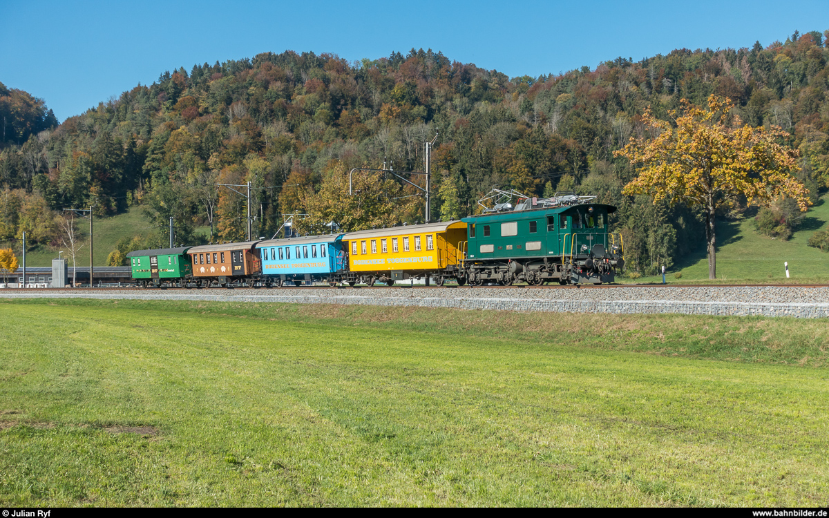 DVZO Fahrzeugtreffen 2018: Be 4/4 15 mit dem Amor-Express auf dem Weg von Sennhof-Kyburg nach Bauma am 14. Oktober bei Rämismühle-Zell.