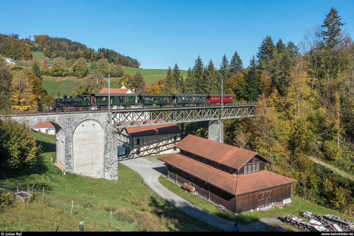 DVZO Fahrzeugtreffen 2018: E 3/3 8518  Bäretswil  am 14. Oktober mit Personenzug Bauma - Hinwil auf dem Weissenbachviadukt bei Neuthal.