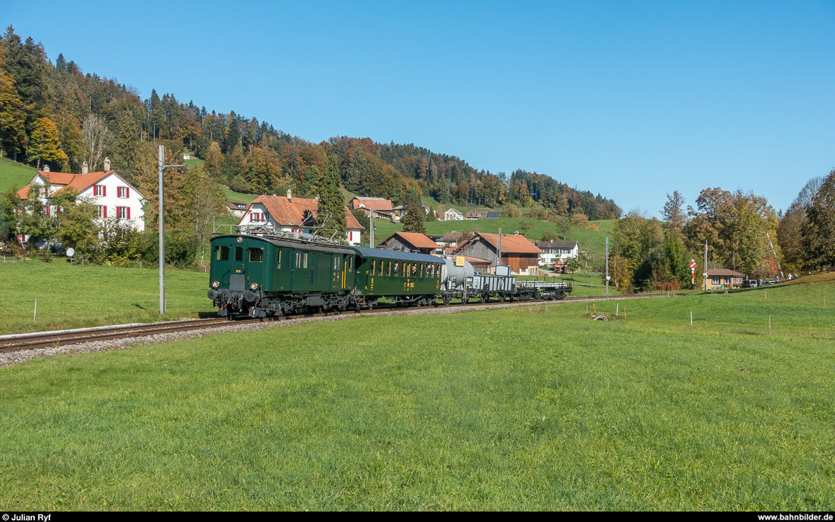DVZO Fahrzeugtreffen 2018: SBB Historic De 4/4 1679 am 14. Oktober mit GmP Bauma - Hinwil bei Neuthal.