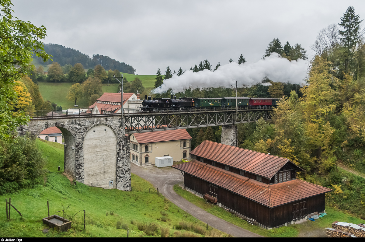 DVZO Nebenbahntreffen Bauma 2016: Am regnerischen Morgen des 15. Oktober 2016 fahren die Ed 3/4 51 der Dampfbahn Bern und die Ed 3/4 2 des VHE mit dem ersten Zug von Bauma nach Hinwil über die Weissenbachbrücke bei Neuthal auf der DVZO-Stammstrecke.