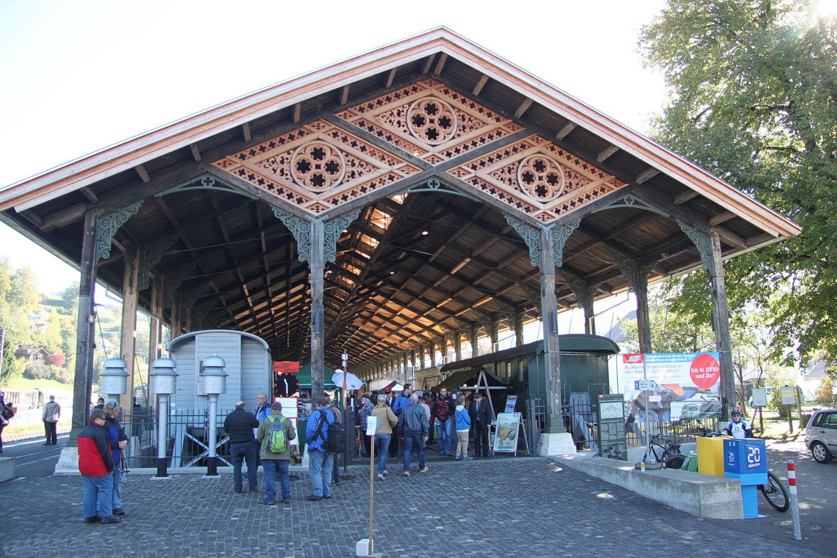 DVZO Nebenbahntreffen in Bauma.Die ehem.Einsteigehalle des Basler Centralbahnhofs von 1860.110 Jahre diente sie als Lagerhalle in Olten.Bei der DVZO in Bauma wurde
die historische Bahnhofshalle wieder restauriert und aufgebaut.16.10.16