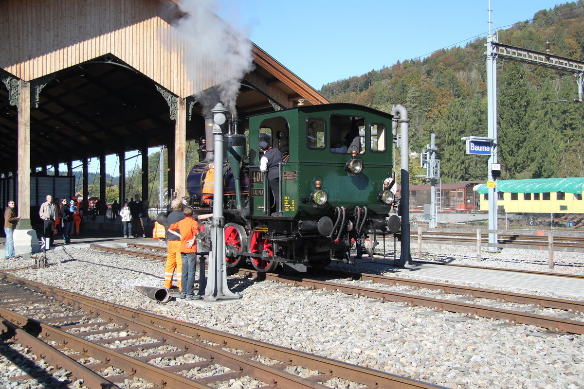 DVZO Nebenbahntreffen in Bauma.DVZO Lok Ed3/3 401 ex.UeBB am Wasserkran vor der hist.Bahnhofshalle.16.10.16