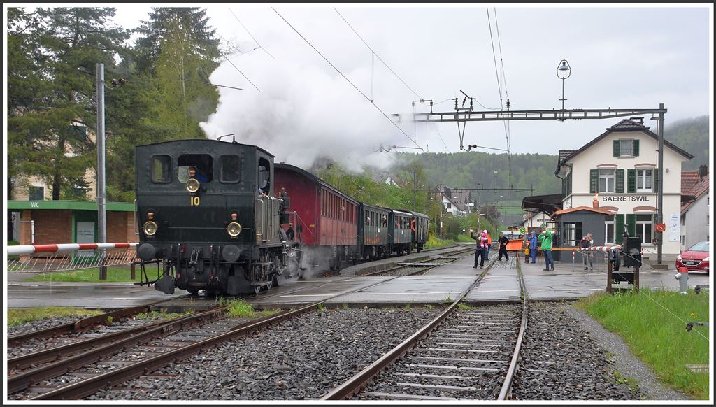 DVZO Saisoneröffnung im strömeden Regen am 03.05.2015. Lok 10 in Baeretswil. (03.05.2015)