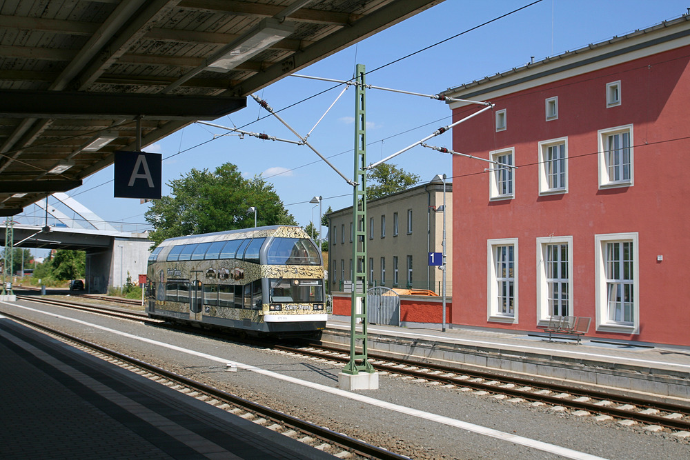 DWE 670 004 muss die Sommerhitze in der prallen Sonne ertragen.
Aufgenommen am 23.07.2013 im Dessauer Hbf.
