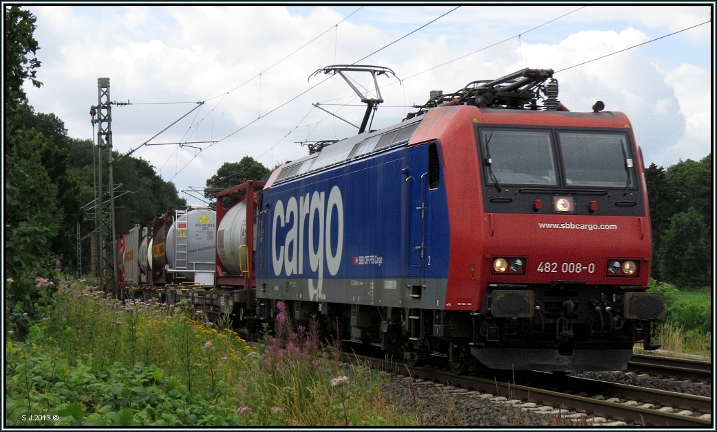 Dynamisch erwischt,die 482 008-0 mit Gterfracht am Haken ist unterwegs auf der Kbs 485 bei Rimburg (bach Palenberg).Bildlich festgehalten Ende Juli 2013.