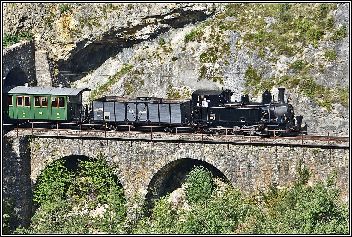 DZ9133 am Ausgang des Zalainttunnels mit Lok G3/4 11  Heidi  als Leerzug ins Depot Samedan. (30.09.2019)