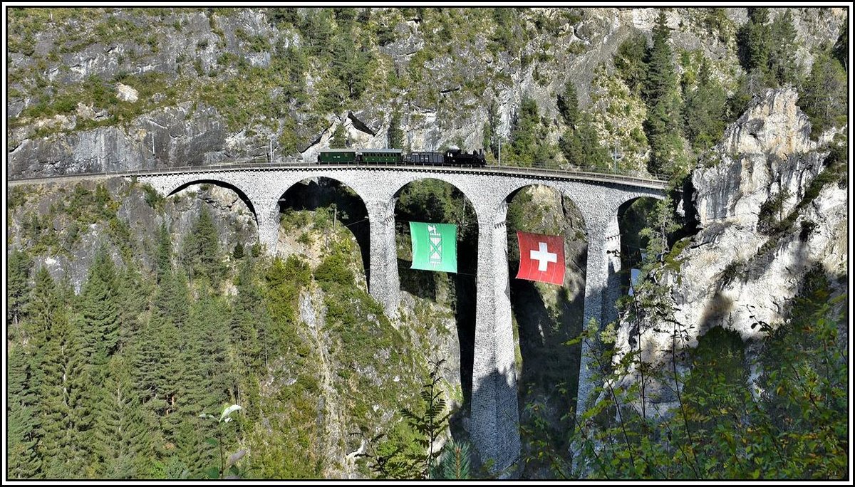 DZ9133 auf dem Landwasserviadukt mit Lok G3/4 11  Heidi  als Leerzug ins Depot Samedan. (30.09.2019)