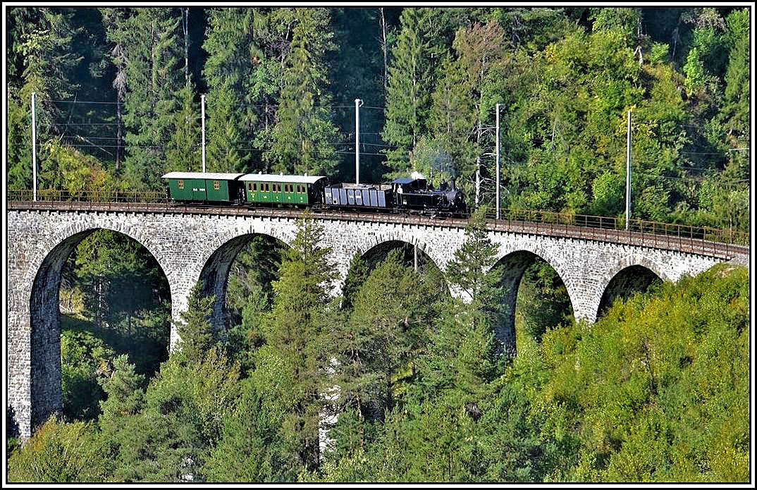 DZ9133 auf dem Schmittentobelviadukt mit Lok G3/4 11  Heidi  als Leerzug ins Depot Samedan. (30.09.2019)