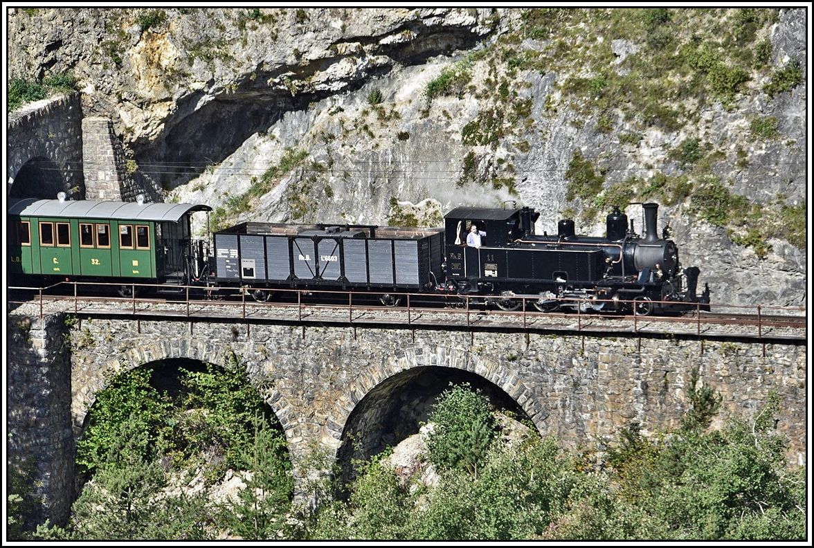 DZ9133 mit G 3/4 11  Heidi  verlässt den Zalainttunnel kurz vor dem Landwasserviadukt. (30.09.2019)