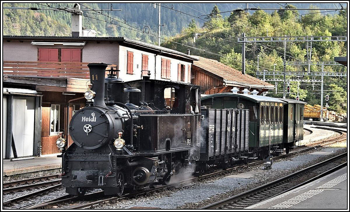 DZ9133 in Reichenau-Tamins mit Lok G3/4 11  Heidi  als Leerzug ins Depot Samedan. (30.09.2019)