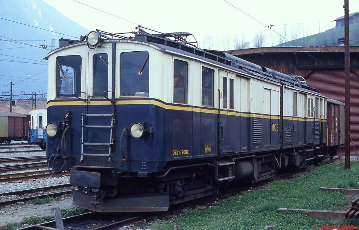 DZe 6/6 2002 im Depot Zweisimmen im Mai 1981. Der 1932 gebaute Triebwagen war für die Beförderung des Pullman-Express vorgesehen und stand bis 1996 bei der MOB im Einsatz. Seit 2008 befindet er sich bei der Museumsbahn Blonay - Chamby.
