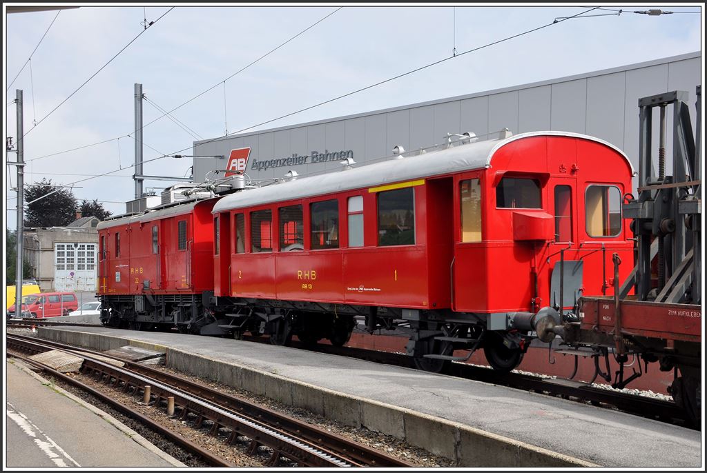 DZeh 22 und der dazugehörende AB13, der als Dienstwagen bezeichnet wird, in Heiden. (18.08.2015)