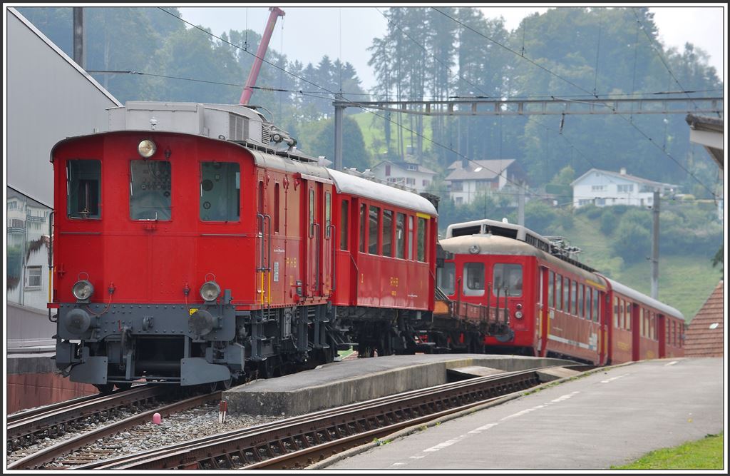 DZeh 2/4 22 mit AB13 durften wieder mal an die frische Luft. Dahinter steht ABDeh 2/4 23 nit Bt 31. Heiden. (18.08.2015)
