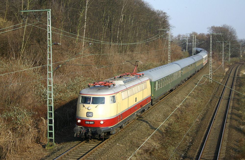 E 03 001 mit einem Gesellschaftssonderzug zwischen Köln Hbf und Köln West.
Aufgenommmen von der Fußgängerbrücke am Mediapark am 1. Februar 2006.