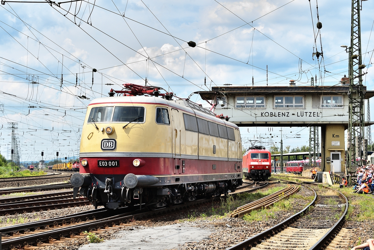 E 03 001 nahm 2019 an der Fahrzeugparade des alljährlichen Sommerfest des DB-Museums Koblenz teil. Zwar ist sie betriebsfähig, doch musste sie aufgrund eines kurzfristigen Defekts von 120 101 geschoben werden. 